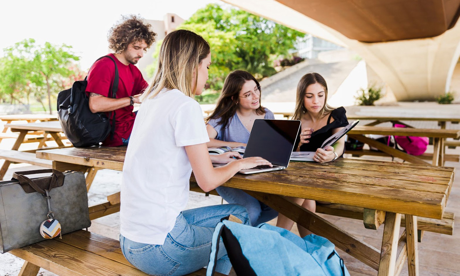 Equipo de Raíces en Movimiento trabajando junto a estudiantes